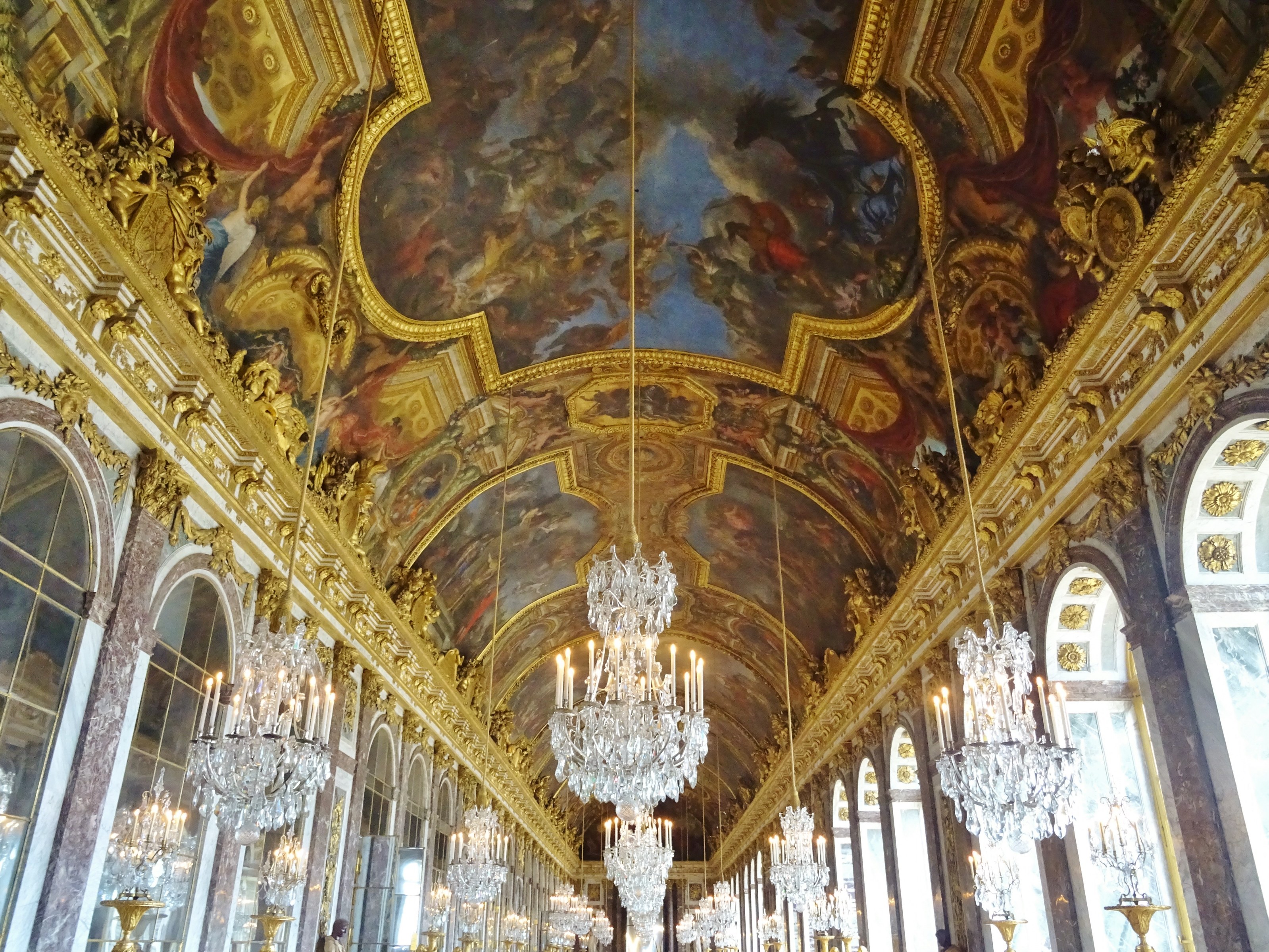 Галереи версаля. Дворец Версаль зеркальная галерея. Версаль Франция зеркальная галерея. Зеркальный зал Версальского дворца. Версальский дворец внутри зеркальная галерея.